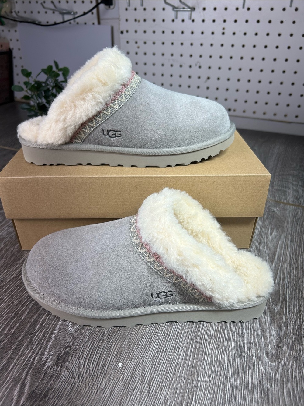 UGG Slippette taslyn Women's Slip-On Suede Slippers in Light Gray, Shearling
